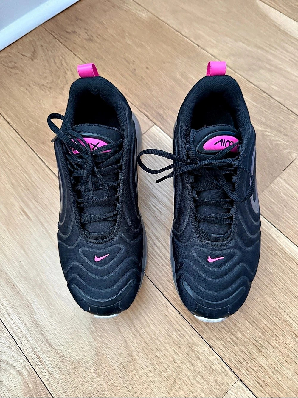 Nike Air Max 720 Black & Pink Sneakers